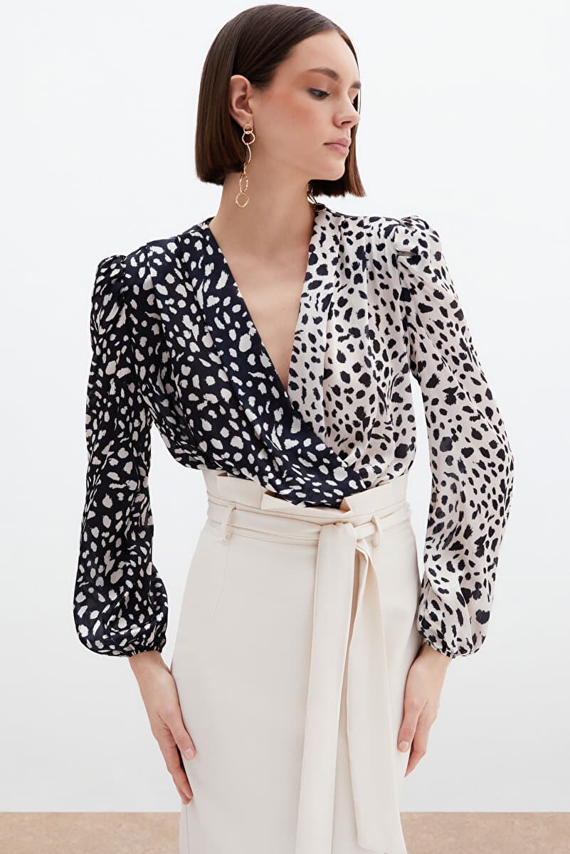 Sateen Kruvaze Desenli Bodysuit - Bej-Siyah