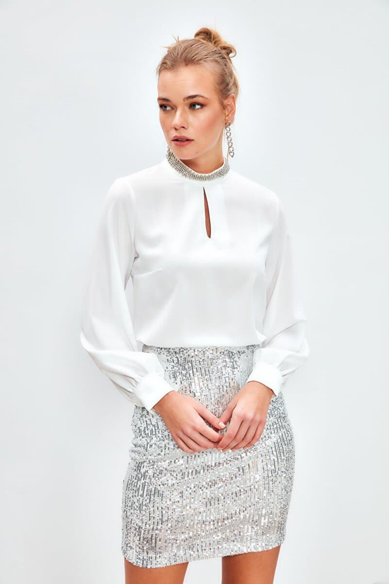 Sateen Yaka Aksesuarlı Bluz - Ekru
