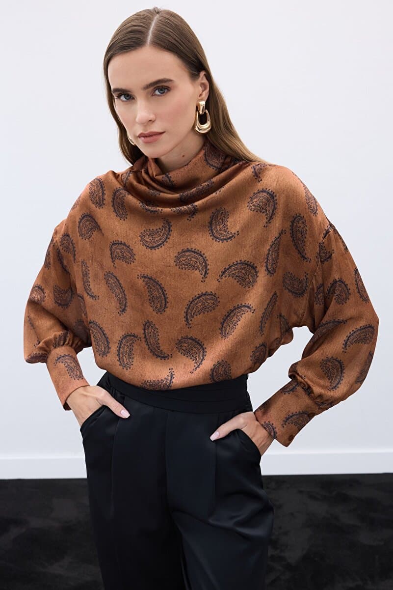 Sateen Degaje Yaka Desenli Bluz - Kahve