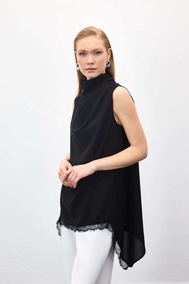 Sateen Dantel Detaylı Degaje Yaka Bluz - Siyah