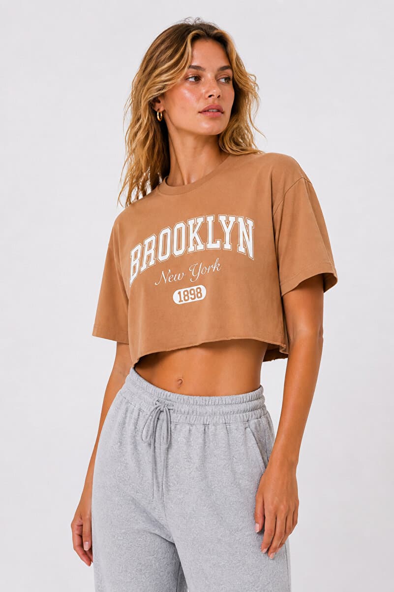 Lizbon Style Crop Tişört Brooklyn Baskılı Rahat Kesim Raw Cut Basic Kısa Tshirt - Camel